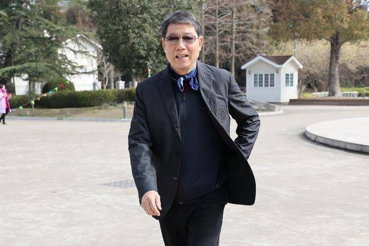 电影中黄轩饰演的李达为同为湖南的老乡毛泽东接风洗尘，于是片中便有了毛泽东和李达夫妇在弄堂里吃饭的情节